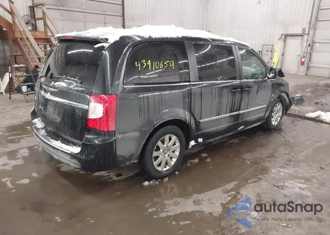 2016 Chrysler Town & Country Touring z USA, uszkodzony, nr VIN 2C4RC1BG5GR147896